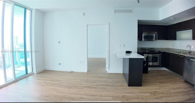 Building Photo - 950 Brickell Bay Dr