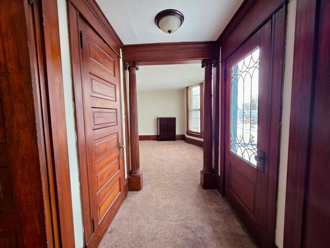 Building Photo - Racine Cozy 1BR / 1BA Apartment | Off-Street Parking + Appliances +  Walk-In Shower