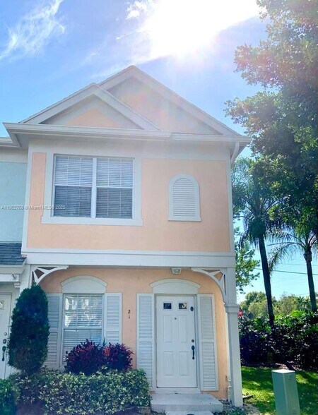 ? 21 Fleming Ct, Weston — Updated, Stylish, and Right Where You Want to Be! ? - 21 Fleming Ct