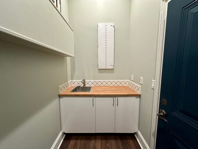 Building Photo - Modern Living with a Touch of Historic Charm