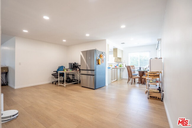 Building Photo - 5533 N Charlotte Ave