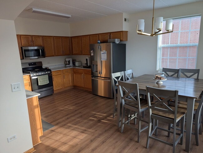 Building Photo - 16641 Liberty Cir