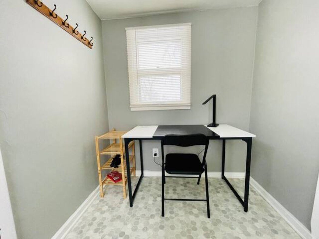 Building Photo - 926 N Walts Ave