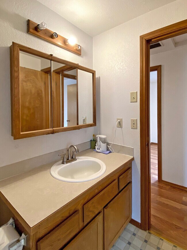 Building Photo - 835 S 76th St