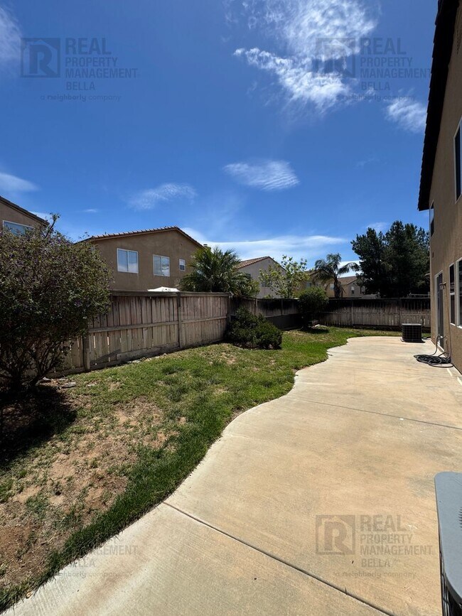 Building Photo - Ideal Layout! 4 Bedroom Home with Main Floor Bed/Bath & Open Loft