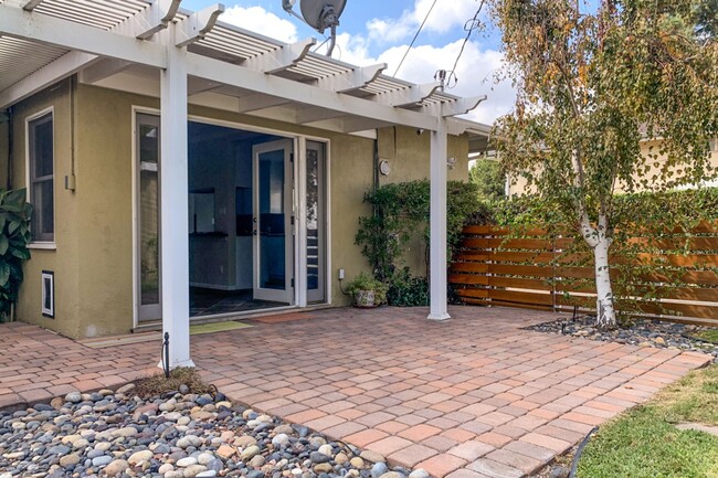 Building Photo - Beautiful 3b2b Home with Private Fenced Ya...