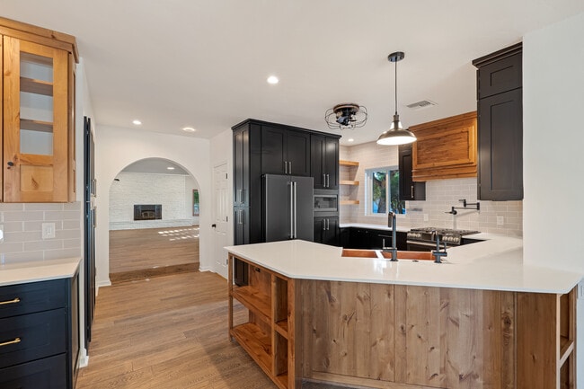 Building Photo - 2882 S Palmer Dr