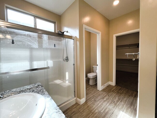Building Photo - Stunning Luxury Home for Rent in Shafter