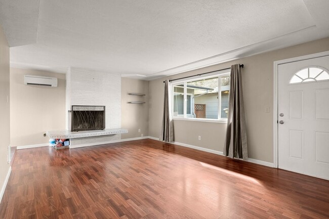 Building Photo - 2 Bedroom 1 Bath Duplex w/ Yard & Parking