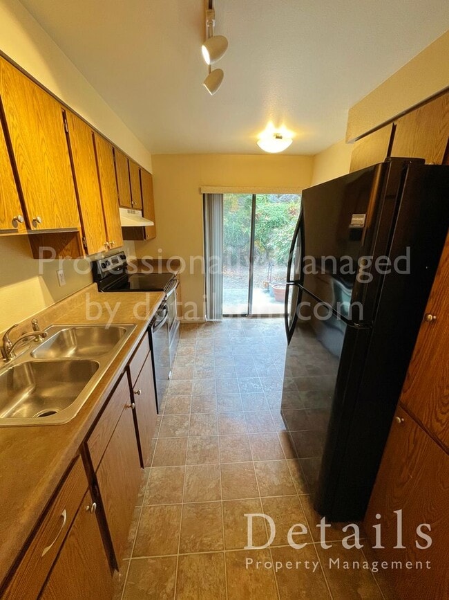 Building Photo - ** APPLICATION PENDING** 2BR Bremerton Condo, Incl W/S/G