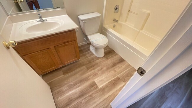 Building Photo - Charming 3 bedroom in Tolleson, new paint and flooring!!