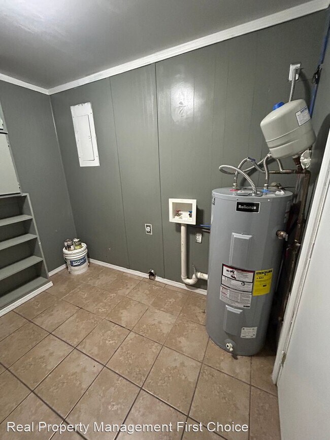 Building Photo - 3 br, 1 bath House - 905 W Denver