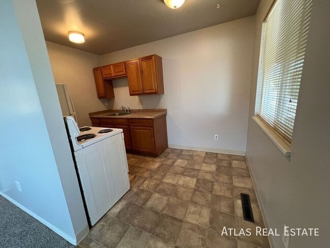 Building Photo - 960 W Moreno Ave