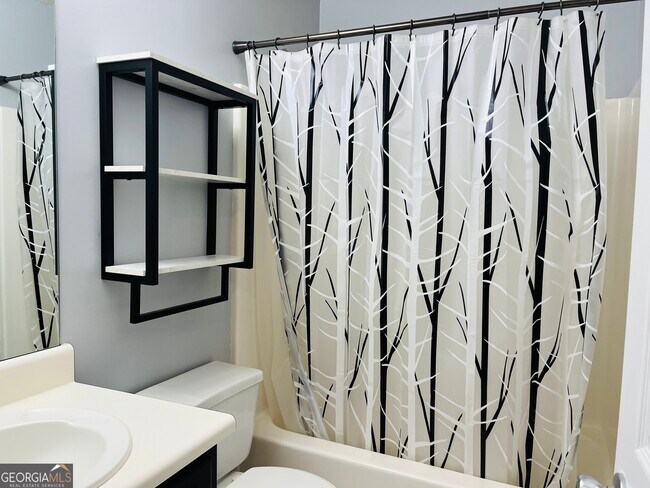 Building Photo - 165 River Park Dr