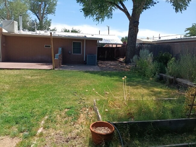Building Photo - Stunning 3-bedroom, 2-bathroom home! Comin...