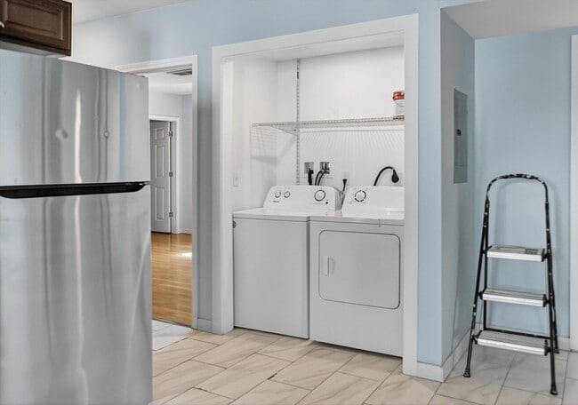 Building Photo - 247 Pilgrim Ave