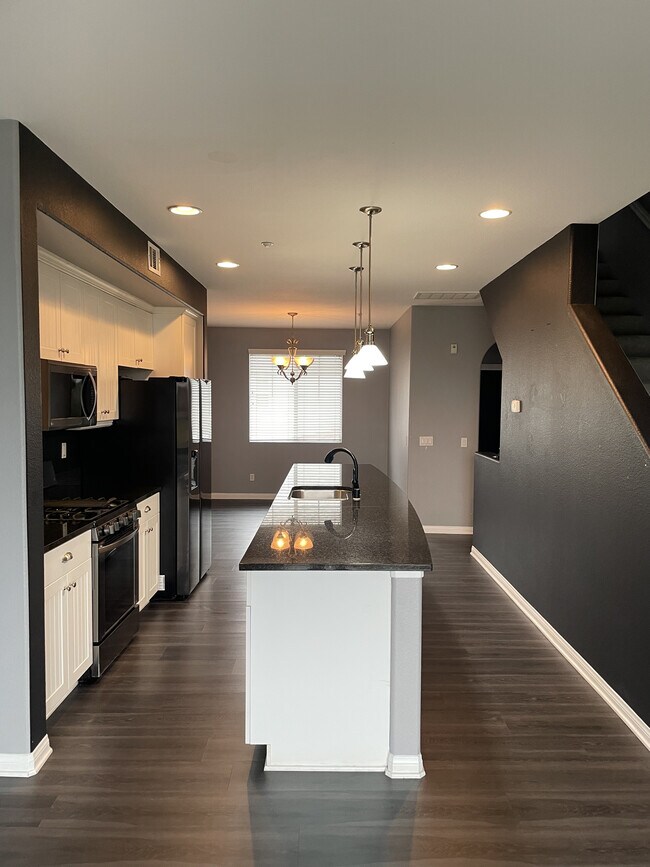 Primary Photo - 810 Harbor Cliff Way