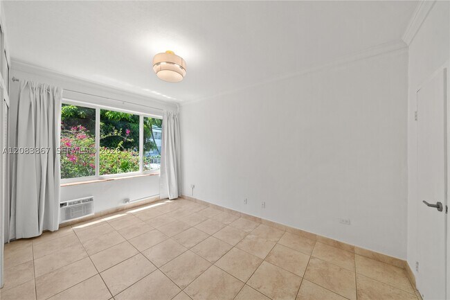 Building Photo - 4720 Pine Tree Dr