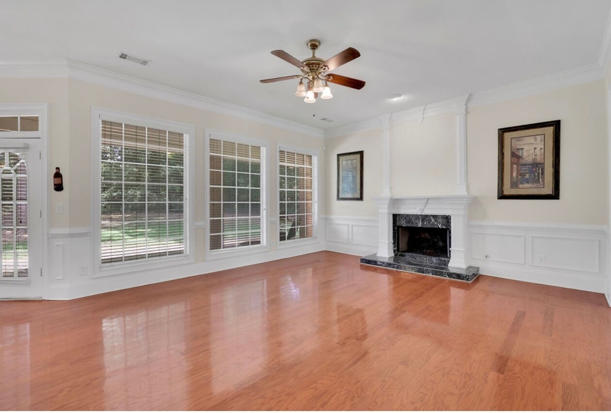 Building Photo - 8225 Seven Oaks Dr