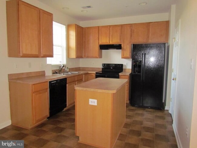 Building Photo - 46010 Saltmarsh Dr