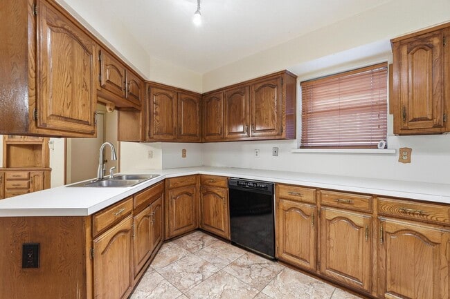 Building Photo - Charming 4 Bedroom 2.5 Bath Home In RISD!