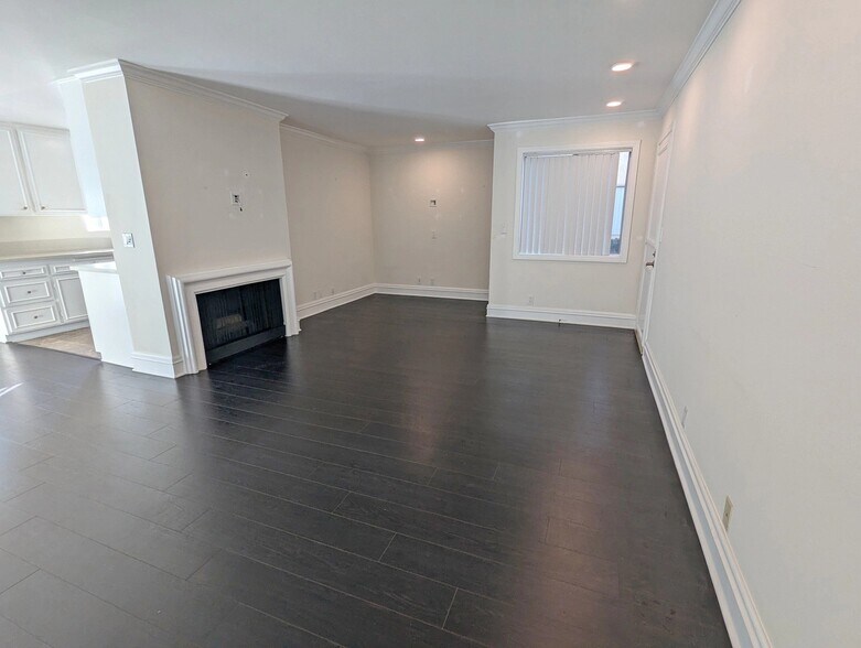 Building Photo - 1335 S Carmelina Ave