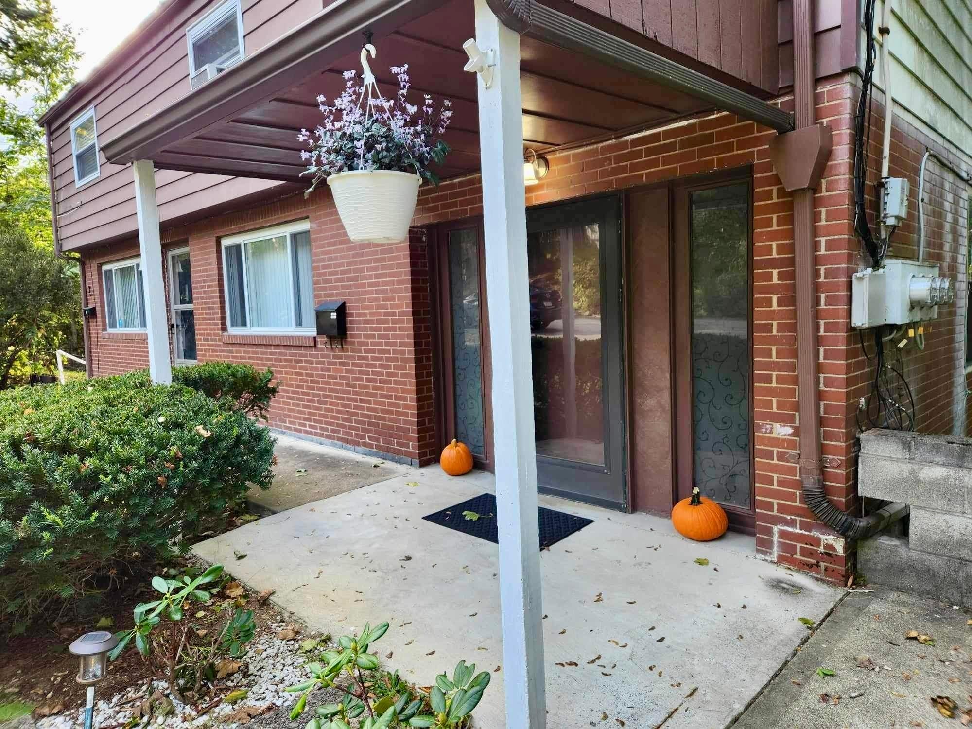 Front Porch - 2612 Louisiana Ave