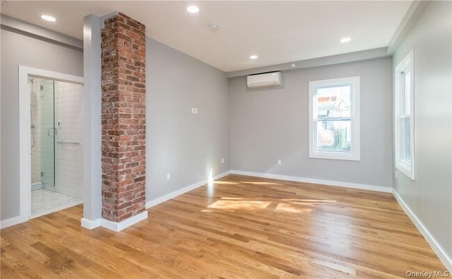 Building Photo - 86 Main St