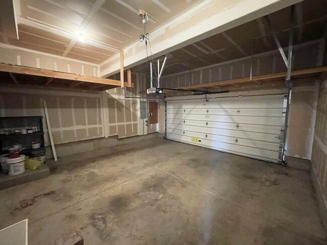 Building Photo - Fantastic Bethany Home with Attached Garag...