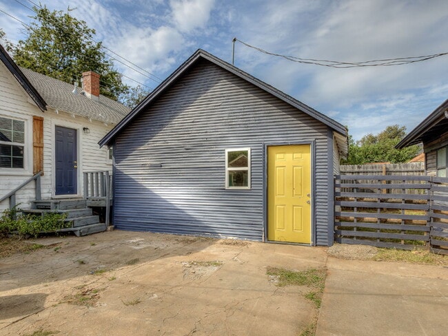 Building Photo - Beautifully Updated Bungalow!