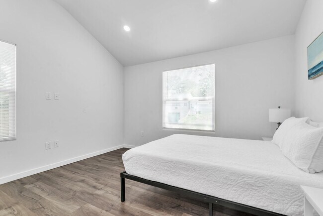 Building Photo - Charming 3BD/2BTH Home with Private Backya...