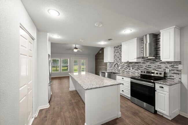 Building Photo - 2909 Livingston Dr