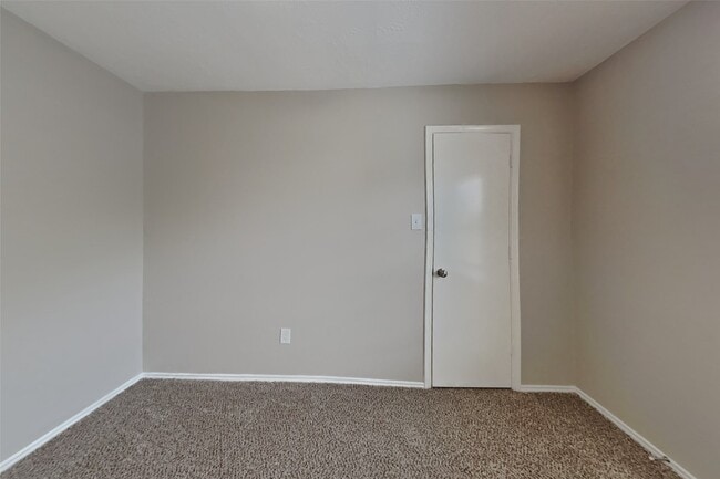 Building Photo - 11950 Rolling Stream Dr