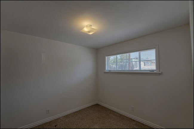 Building Photo - 810 Heisig Ave