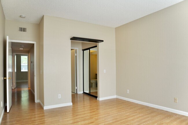 Building Photo - Charming condo in Fremont in a beautiful community – HUGE balcony!