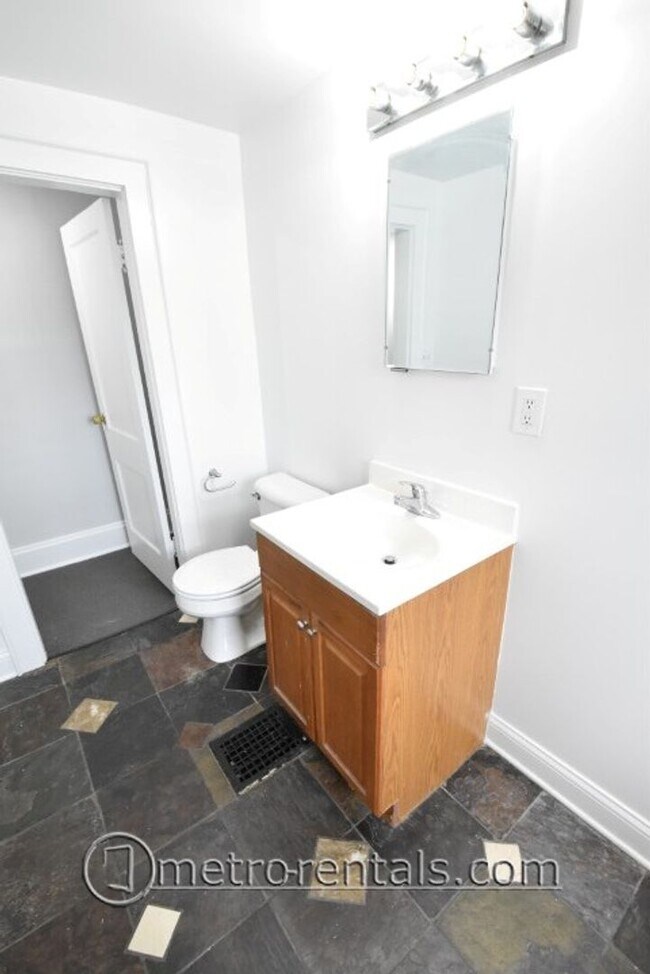 Building Photo - 333-335-335 E Duncan St