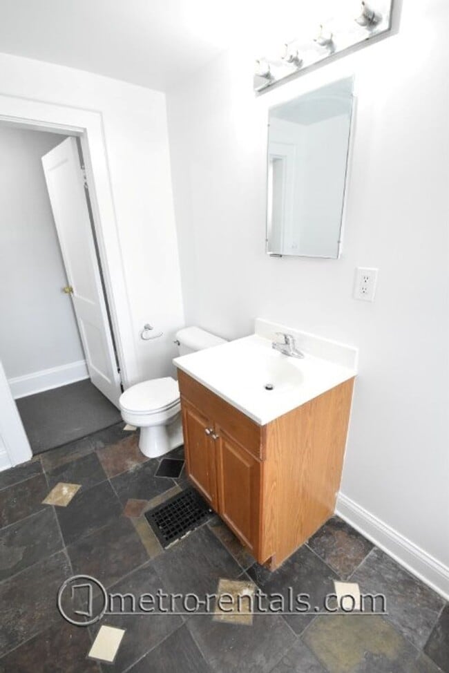 Building Photo - 333-335 E Duncan Street