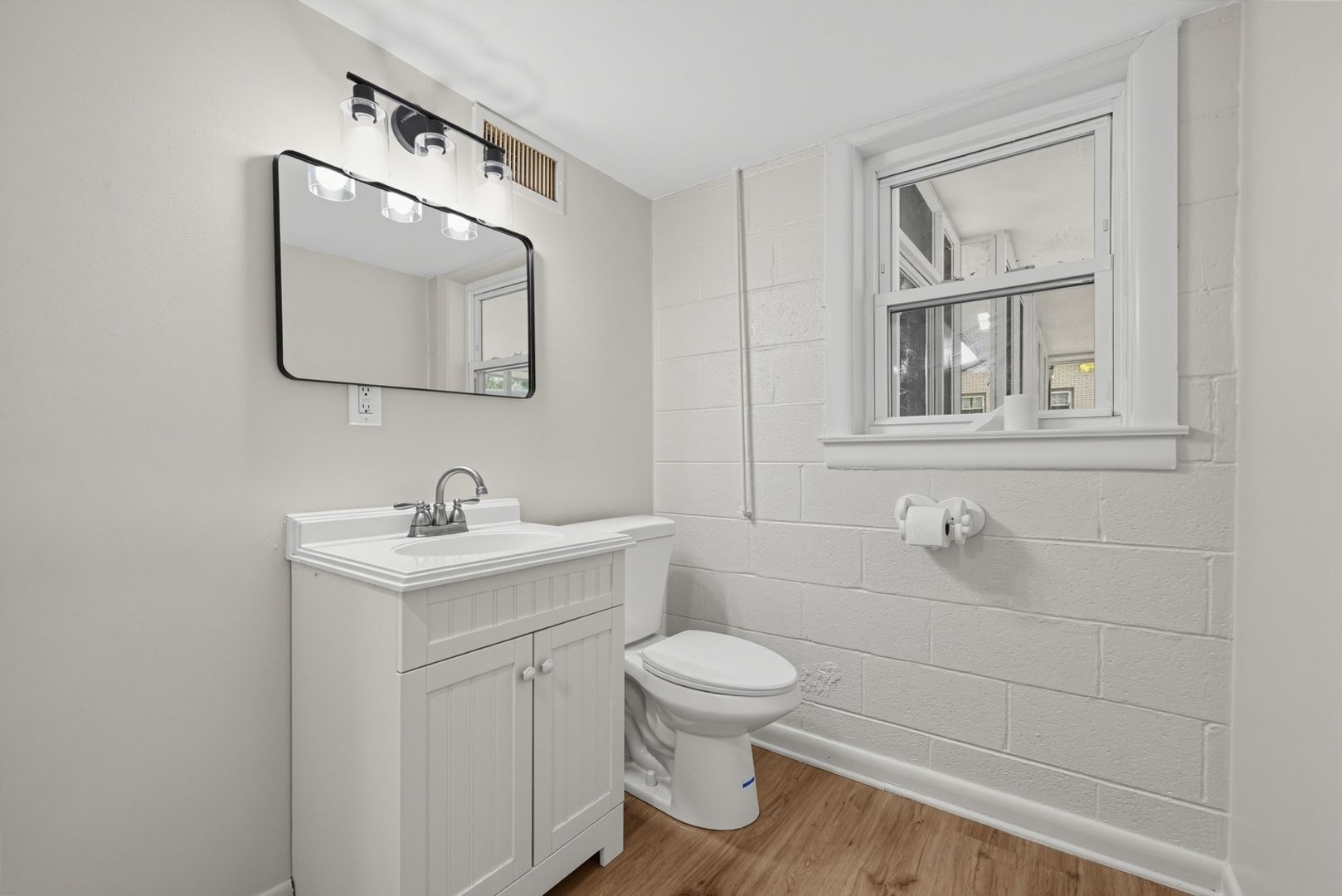 Building Photo - 2695 Barclay Dr