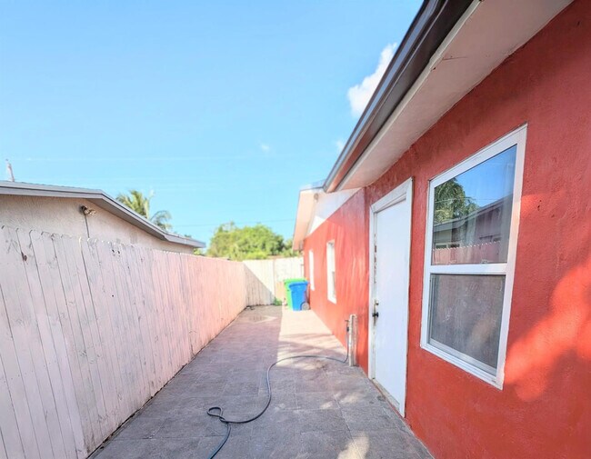 Building Photo - 2534 NW 73rd Ave