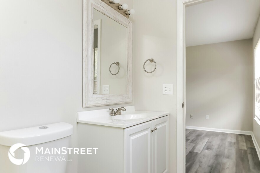 Building Photo - 349 SW Cherryhill Rd