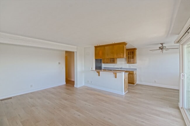 Building Photo - Recently Updated, Top-Floor 2BR2BA Condo in Apple Tree Community w/ Pool, Overlooking Greenbelt/H...