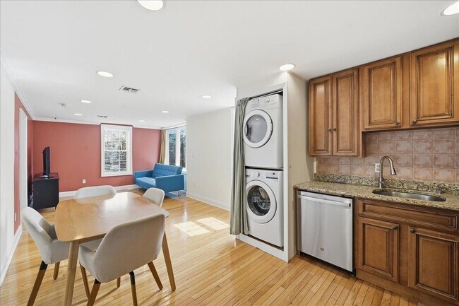 Building Photo - 90 Court House Pl