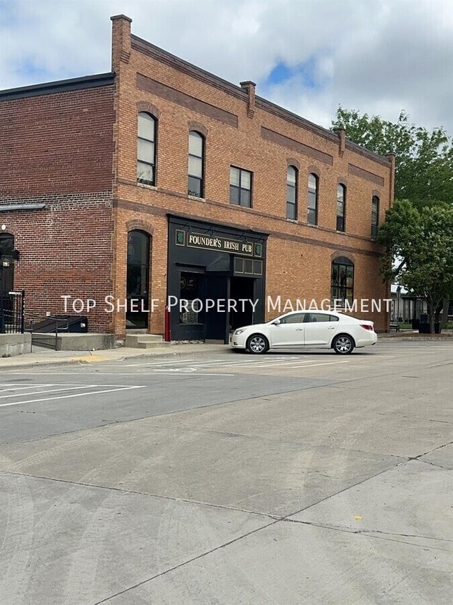 Building Photo - 103 1st St SE