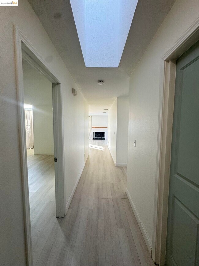 Building Photo - 10 Sea Point Way