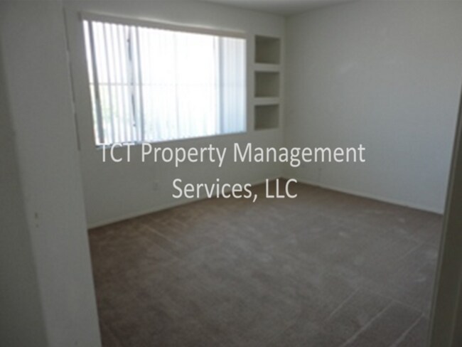 Building Photo - Large 4 Bed/2.5 Bath with 3 car garage in Glendale!