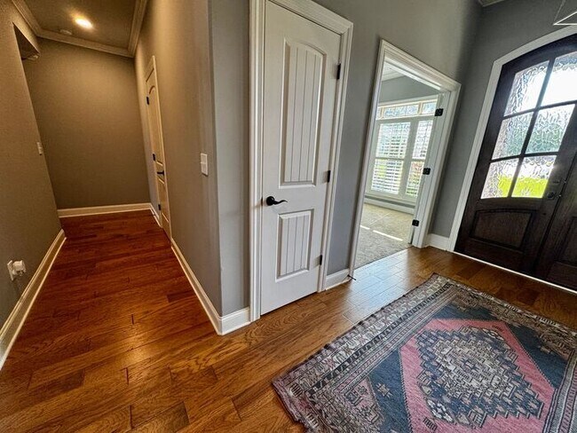 Building Photo - Spacious and luxurious with bonus room