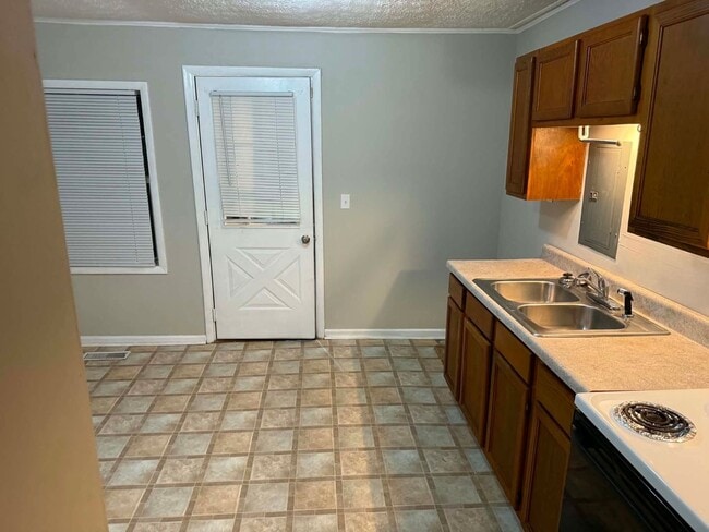 Building Photo - Oak Ridge 37830 - 2 bedroom 1 bath apartment - Contact Lisa Vineyard or Shannon Russell (865) 216...