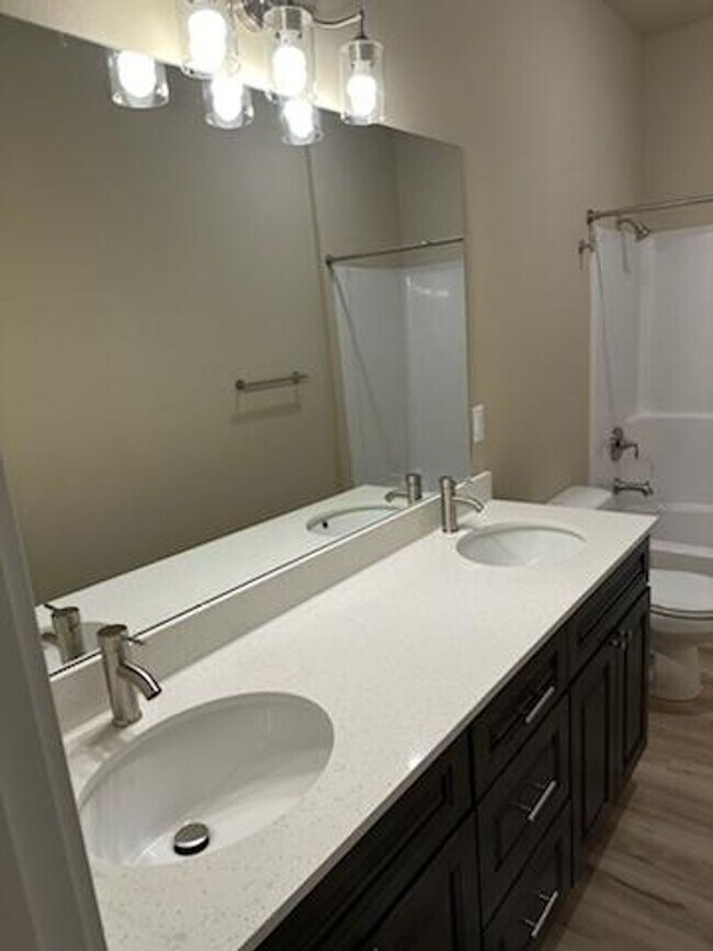 Building Photo - 3-bedroom 2-bath Duplex