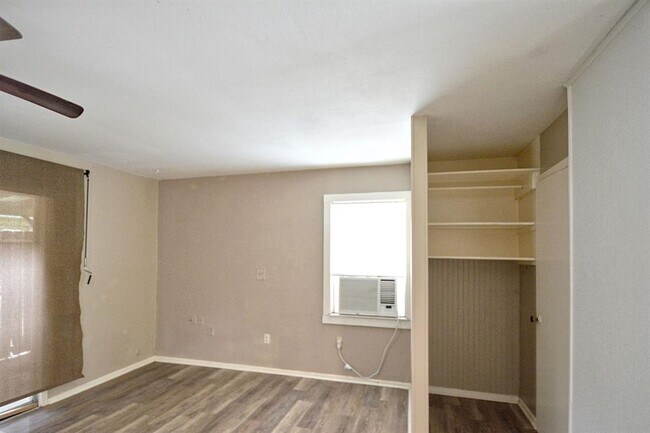 Building Photo - 517 E Martindale St