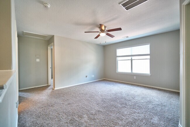 Building Photo - 4204 Seminole Dr